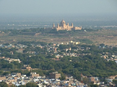 au loin l'Umaid Bhawan Palace construit entre 1928 et 1943