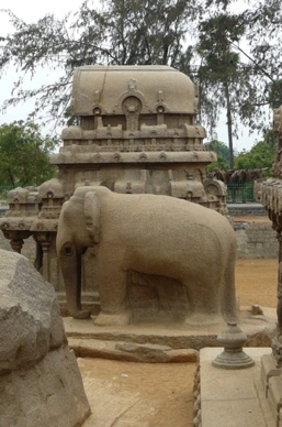 Statue d'éléphant qui est une des plus belles sculptures colossales de pachyderme