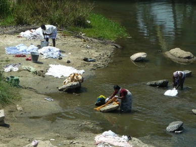 lessive dans la rivière