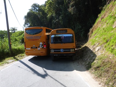 Croisement difficile : on comprend mieux pourquoi nous n'avons pas pris notre bus !