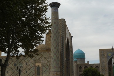 Place de Reguistan entourée de trois madrasas imposantes