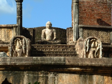 ce Bouddha assis témoigne du gigantisme des statues de ce lieu sacré