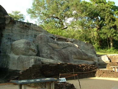 le grand Bouddha couché du Kalu Gal Vitara au visage empreint d'un calme divin mesure 14m de long