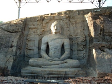 le Bouddha auréolé, haut de 5 m, est en méditation dans une attitude sereine