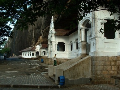DAMBULA : monastère rupestre datant du 1er siècle avant JC creusé dans un énorme bloc de granit perché à plus de 160 m