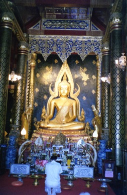 le Bouddha doré 
du Wat Si Ratana Mahathat