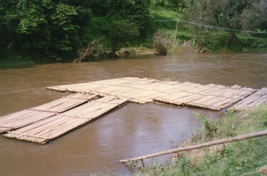 promenade en radeau de bambou sur la rivière