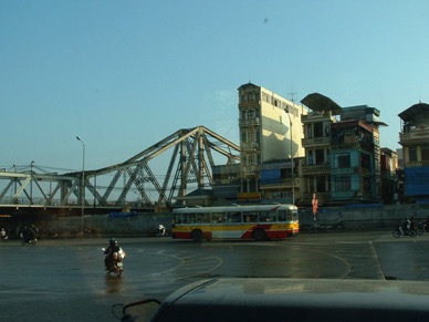 le fleuve Rouge enjambé par le pont Long Biên (anciennement Paul Doumer) marque la limite nord du quartier