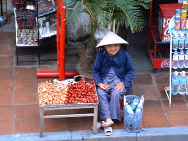 une adorable mamie commerçante !