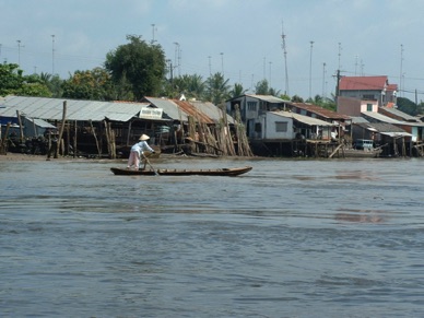 façon très curieuse d'utiliser les rames longues des sampans