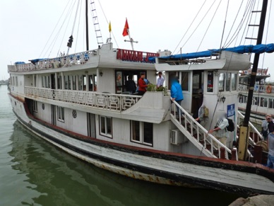 Départ pour une croisière dans la Baie d'Halong