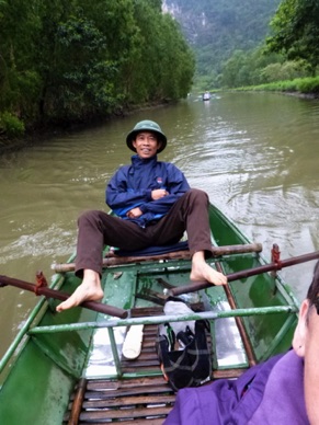 notre "pilote" de barque est typique et souriant !