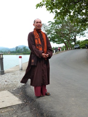 un moine qui accepte de poser pour la photo