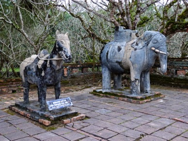 Statues de pierre faisant une haie d'honneur