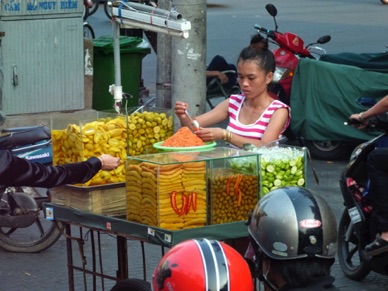 et cette marchande fait son commerce tranquillement à un croisement de rues !!