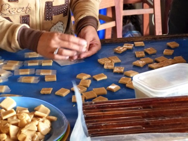 Ici une fabrique artisanale de bonbons