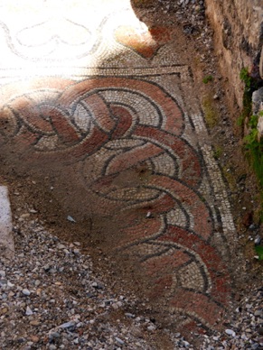 dans laquelle se trouve une mosaïque bien conservée