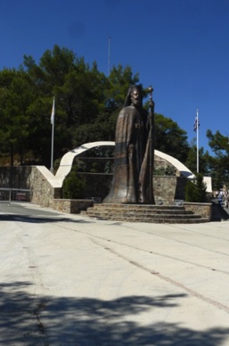 Statue de Monseigneur Makarios à l'entrée de son mausolée