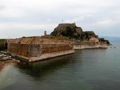 avec l'église Agios Georgios