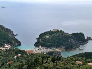 vue sur le monastère en haute de la colline