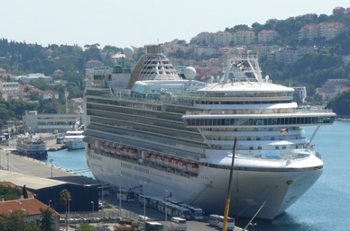 un bateau de croisière est à quai