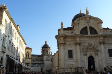 Eglise Sainte Blaise surmontée par une coupole avec une façade baroque