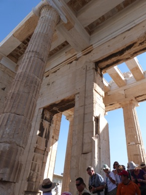 Nous voici arrivés sur l'Acropole, mais nous ne sommes pas seuls !! ...