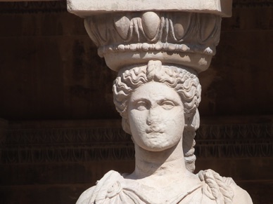 ces statues sont des moulages car les originaux sont au  Musée d'Athènes
