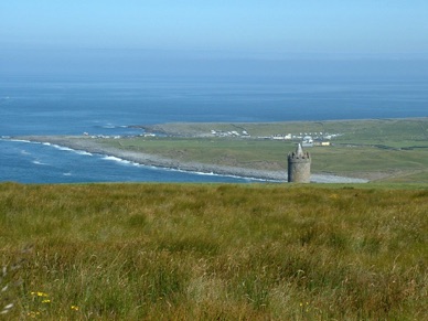 vestige d'une grande tour à BALLYVAUGAN