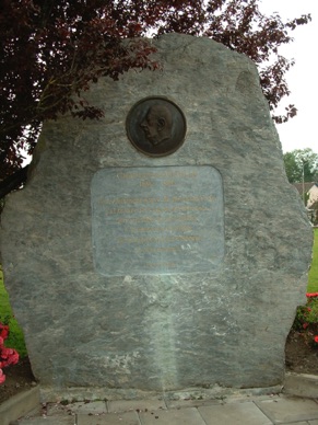 SNEEM : 
stèle dédiée au Général de Gaule qui séjourna dans cette ville