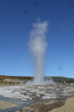 Geyser STROKKUR 
qui jaillit à 30 m 
toutes les 5 minutes