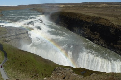 GULLFOSS, la "chute d'or", est formée de deux chutes qui ont creusé une gorge