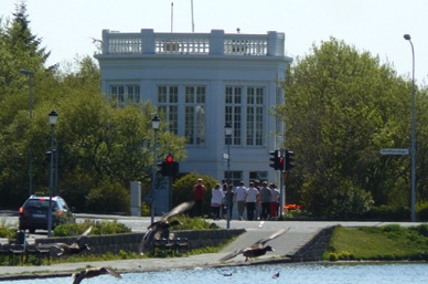 Kiosque au bord du lac