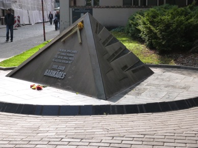Monument érigé en mémoire des barricades