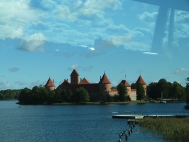 château gothique qui se dresse au milieu du lac de Galvé