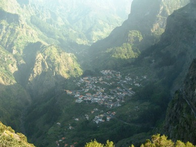 Village de CURRAL DAS FREIRAS blotti au fond d'une faille