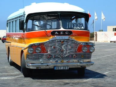 les cars locaux sont très colorés et folkloriques !!