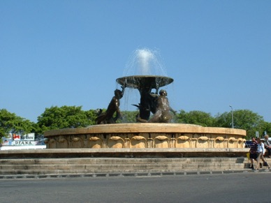 LA VALETTE : la fontaine aux tritons