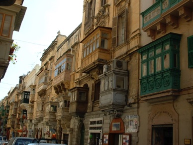 des balcons colorés, essentiellement en vert