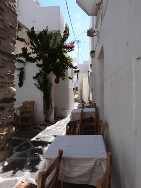 Promenade agréable dans les ruelles tranquilles de Naoussa