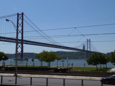 pont du 25 avril et au loin le Christ Roi