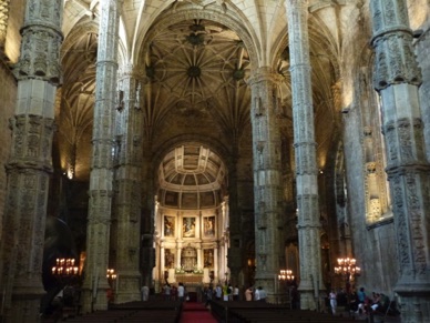 la nef est soutenue par des colonnes sculptées