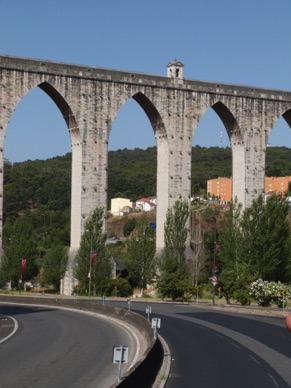 l'aqueduc das Aguas Livres de 60 kms, bâti entre 1729 et 1749 sur ordre de Joao V