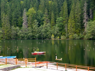 le Lac Rouge situé à 980 mètres d'altitude