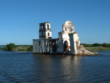 Une église émerge sur la retenue de RYBINSK