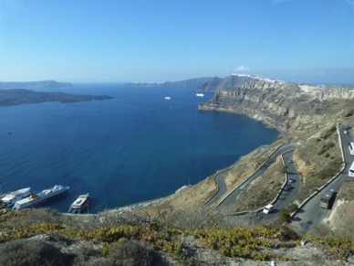 Nous avons quitté le ferry et montons sur les hauteurs de l'île en bus