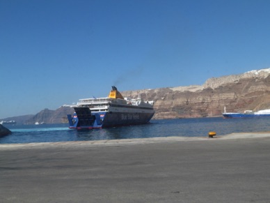 arrivée du ferry qui va nous reconduire à Athènes