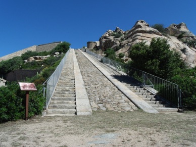 et on commence par un escalier de 160 marches .. que j'ai réussi à gravir !!