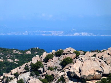 au loin les côtes corses et plus précisément BONIFACIO