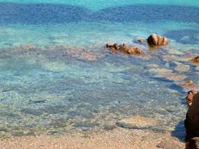 à cause de la pureté et les couleurs de ses eaux